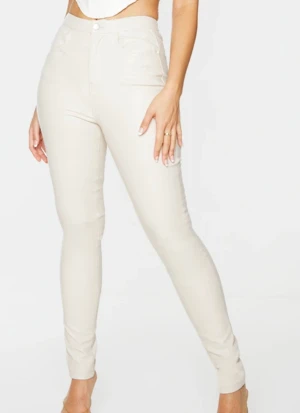 Beige skinny byxor från PrettyLittleThing - Snygga "skin" beige skinny byxor från PrettyLittleThing i storlek EU 34. De är högmidjade med klassisk femficksdesign och har en smal passform som sitter tajt längs benen. Perfekt för dig som gillar en clean och stilren look. Aldrig använd.