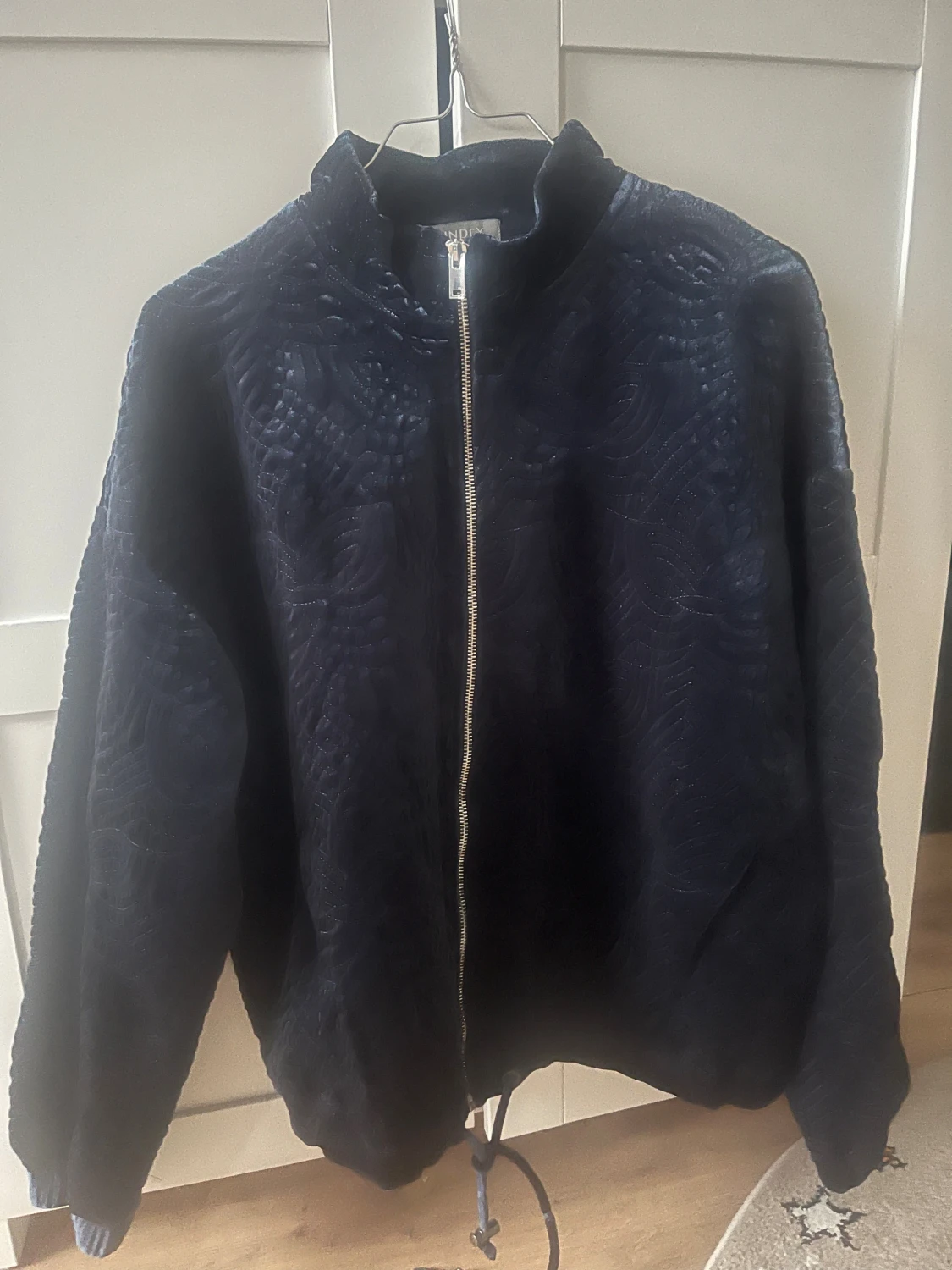 Mörkblå quiltad teddyjacka från Lindex