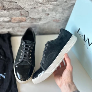 Lanvin Sneakers - Ok skick, mockan är sliten + lite fläckig men annars bra på lacktån och sulan  , inget som syns tydligt. Nypris ca 5000kr. Storlek 42/Uk8.  Dustbag medföljer inte - därav priset. Självklart äkta - kolla bara recensionerna! Skriv för mer information🤝