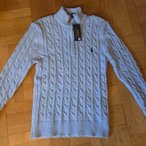 Ralph lauren half zip kabel knit  - Den är helt ny med tagg och allting, skulle säga att den är framförallt för grabbar men funkar för tjejer också