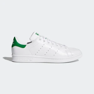 Adidas Stan Smith vita sneakers - Klassiska Adidas Stan Smith sneakers i vitt med gröna detaljer på häl och plös. Skorna har en stilren design med perforerade ränder på sidorna, rund tå och snörning. Skorna är i mycket bra skick, små tecken på användning finns men de är tvättade.