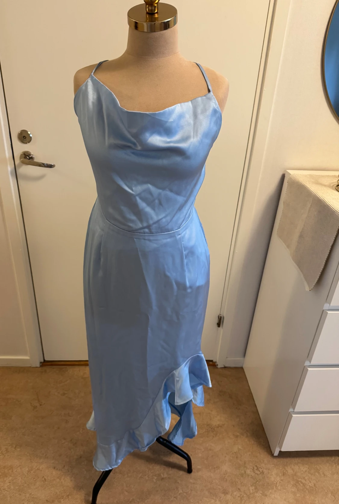 Ljusblå långklänning från Missguided