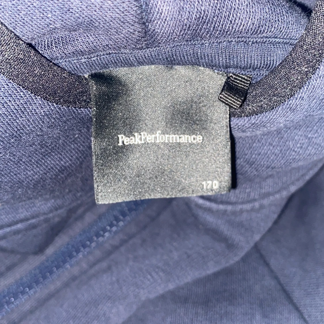 Mörkblå zip hoodie från Peak Performance - 2