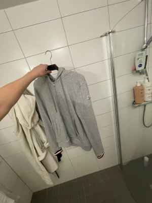 Moncler Magilla zip hoodie - Moncler Magilla zip hoodie  Skick 6.5/10 Storlek Medium QR kod fungerar  Skickas samt gör meetups runt Göteborg 🤝  Skriv om ni har någon fråga👍🏻