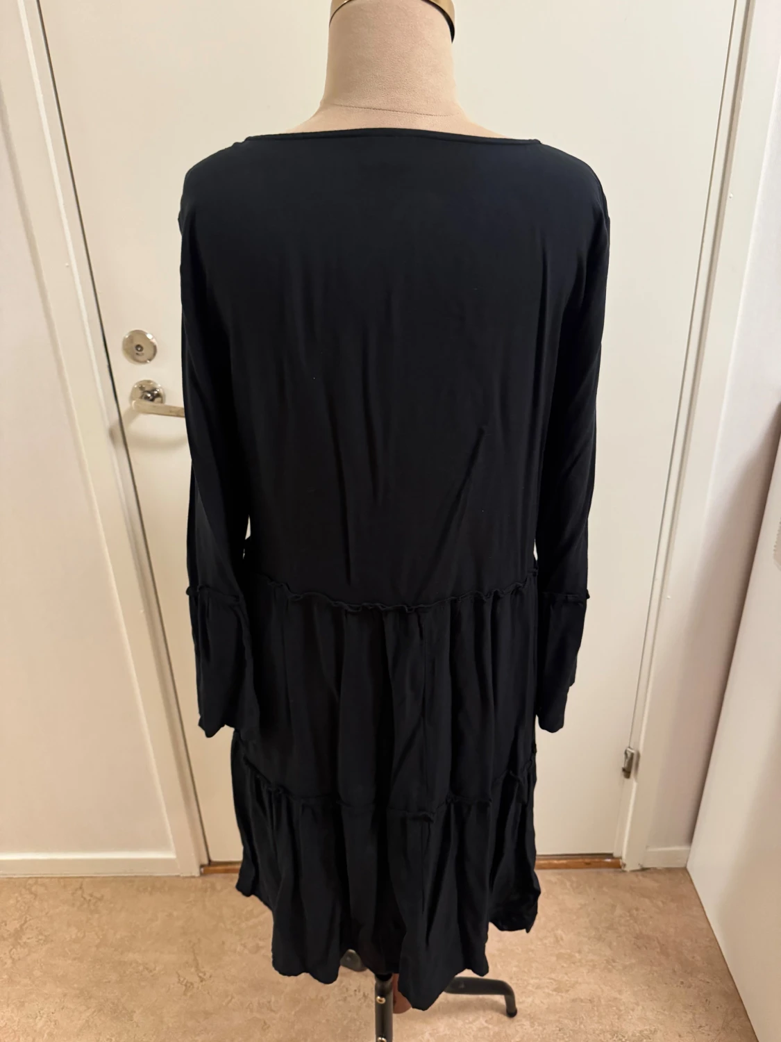 Svart volangklänning Jacqueline de Yong - 1