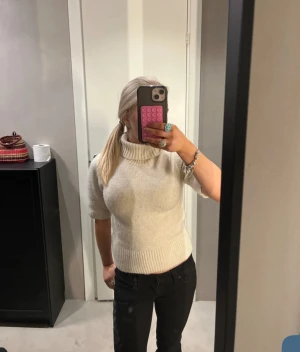 Beige polotröja med kort ärm - Snygg beige polotröja med ribbad krage och muddar. Tröjan har korta ärmar och är figurnära med en mjuk stickad känsla. Perfekt för dig som gillar en clean och enkel stil med lite edge. Passar till både jeans och kjol. Skriv innan köp ,aldrig använt ❤️