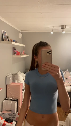 Tajt tröja H&M XS - Jag säljer en tajt ljusblå tröja i storlek XS från H&M för jag inte använder den längre. Inga tecken på användning💞