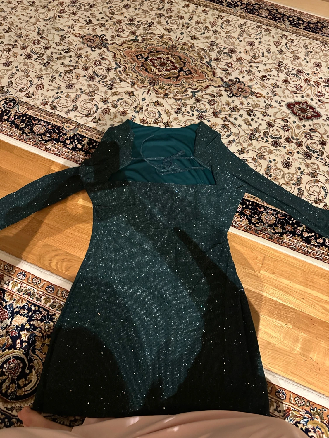 Glittrig grön kortklänning med lång ärm - 1