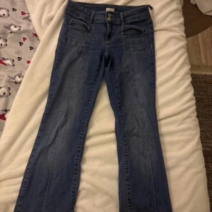 Jeans ifrån Nelly💞 storlek 38 - Köpte på vinted men säljer då dem inte kommer till användning, dock har ena hällan gått sönder men det är ingenting som märks.
