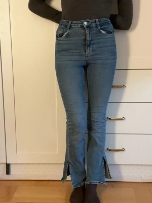 Blåa Jeans från Gina Tricot - Jeans, model Molly från Gina Tricot, Storlek S. De har fyra större fickor och benslitsar vid varje byxben. Jag säljer dem för de är lite för tajta för mig men jeansen är väldigt stretchiga. 😊🌸