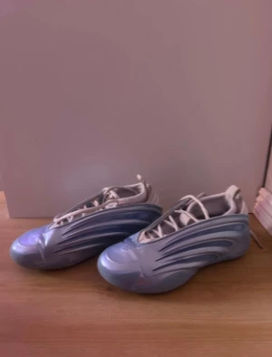 Adidas Harden Vol. 9 basket sneakers - Säljer ett par Adidas Harden Vol. 9 basket sneakers i metallic ljusblå färg med vita snören. Skorna har varit använda i runt 4 månader, original pris på 1800 kr. Bra grepp.