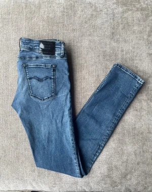 Replay Jeans - Riktigt schysta denim Replay Jeans | Storlek 31/32, passar mer 29/30 | Skick: 6/10, lite stitching som börjat lossna, bild 6, därav priset | Nypris: 1500kr, vårat pris är bara 275 | Skriv gärna vid fråga eller fundering 💭 