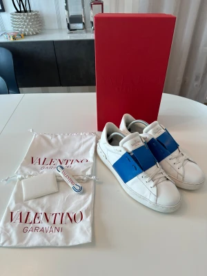 Valentino Open - Valentino Garavani Open Sneakers  Säljer mina Valentino Open skor i fint och välvårdat skick. ✔️ Äkta – originalkvitto ingår ✔️ Levereras med kartong, dustbag & skosnören ✔️ Endast använda varsamt, inga större märken eller skador