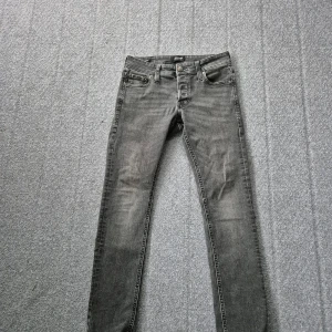 Grå slim jeans Jack & Jones - Slim/Glenn jeans från Jack & Jones i en snygg grå tvätt. Modellen har smal passform, klassisk femficksdesign och knappgylf. Materialet är mjukt och stretchigt jeans, perfekt för dig som gillar en modern och stilren look. W28 L30 i väldigt fint skick