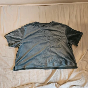 Grön t-shirt - Grön t-shirt.  Några få trådar som hänger på kanterna.