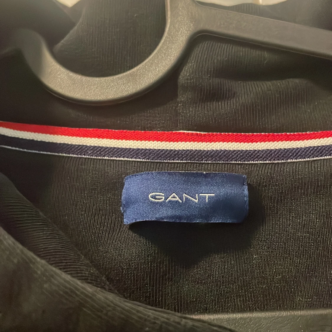 Svart hoodie från GANT med broderad logga - 4