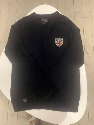 Morris svart stickad tröja  - Morris stickad svart tröja. I helt perfekt skick som ny. Storlek S/XS passar 167-177 cm lång pris 188 kolla gärna mina andra annonser för mer feta kläder och rabatt 😃