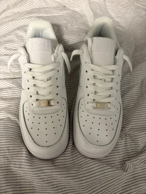 Airforce 1s - Airforce 1s vita helt nya helt vita utan använd som passar för vilken årstid som helst!
