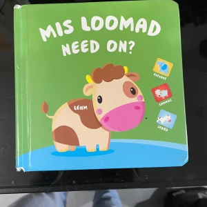 Mis loomad need on? - Upptäck djurvärlden med färgglada och söta illustrationer! Den här boken hjälper dig att lära dig namnen på olika djur på ett roligt och enkelt sätt. Perfekt för dig som vill utöka ditt ordförråd och gillar gulliga bilder.