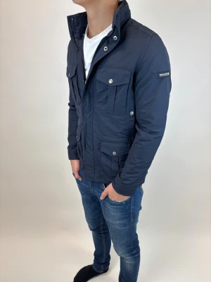 Woolrich Jacka  - Hej! Säljer nu denna väldigt snygga och eftertraktade Woolrich Fieldjacka!  Jackan är slutsåld överallt och går inte att få tag på… jackan är perfekt nu till hösten/vintern  Storlek S Ny pris: 6000 kr Säljs för: 1499 kr