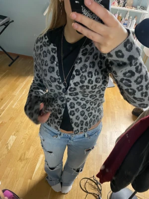 Cardigan - En jättefin cardigan i  bra skick köpt på loppis 💖