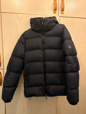 J.Lindeberg dunjacka - Mörkblå J.Lindeberg jacka. Ett litet hål, kolla bild. Prutat och klart.