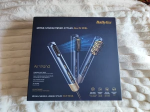 BaByliss Air Wand  - BaByliss Air Wand är en allt-i-ett hårstyler med kraftfull tork, högpresterande plattång och volymborste. Utrustad med digital motor, optimerat luftflöde, anti-frizz-teknik och lätt design. Produkten är ny i förpackning, liten defekt på kartongens framsida