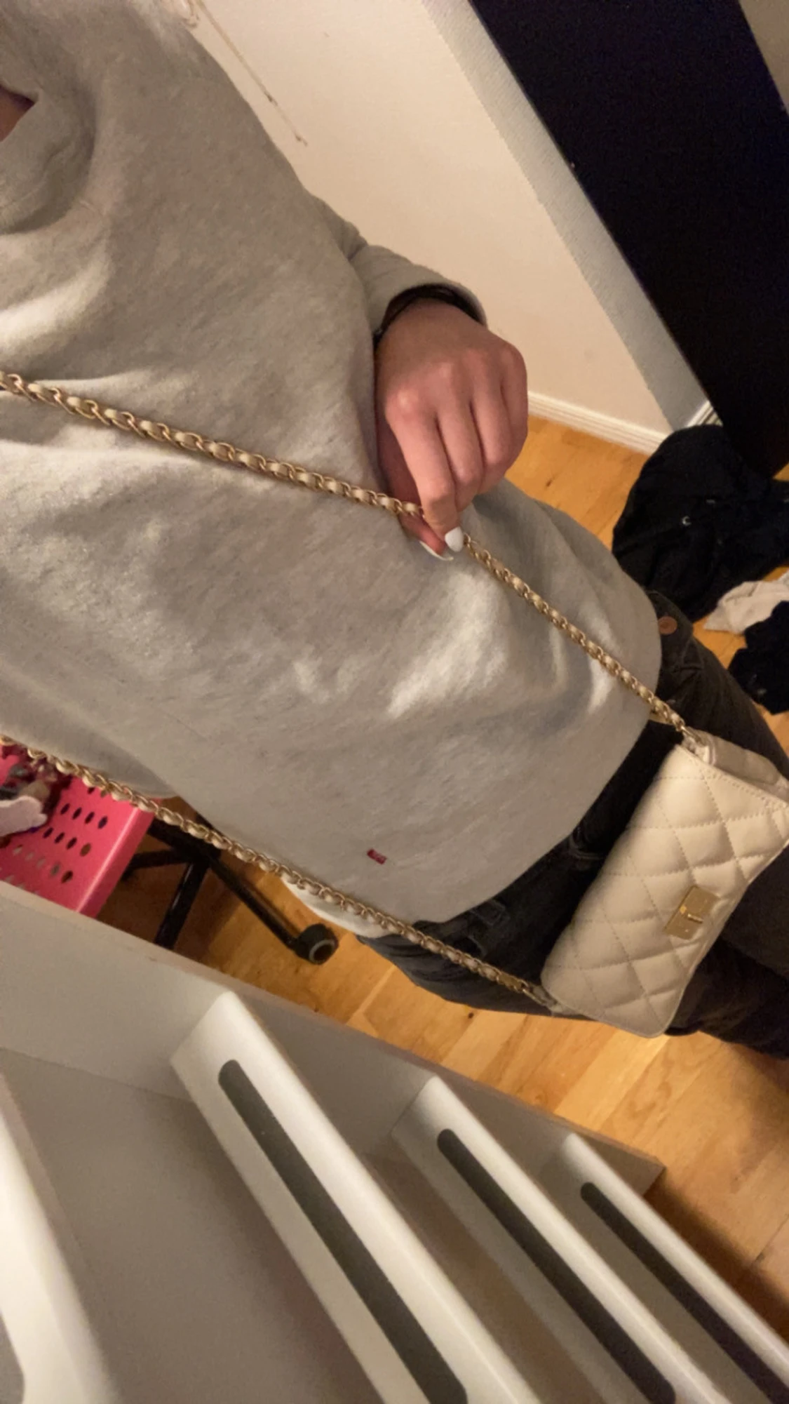 Beige axelväska med guldkedja - 2