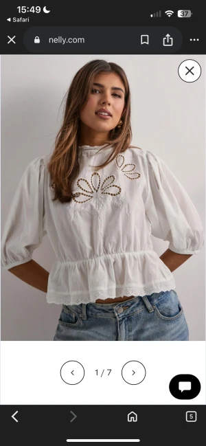 Vit blus med broderade detaljer Gina Tricot - Supersöt vit blus från Gina Tricot i storlek XS. Blusen har broderade blommönster framtill, puffiga trekvartsärmar och volangkant nedtill. Tillverkad i bomull med spetsdetaljer vid hals och nederkant. Perfekt för dig som gillar romantisk och feminin stil.