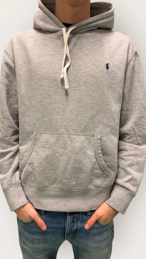 Ralph Lauren Hoodie - Hej! Säljer denna väldigt populära och snygga Ralph Lauren hoodie | Storlek: L men passar M| Skicket är mycket bra, inga tecken på användning | Modellen är 185 och väger 65kg | Pris kan diskuteras! | Hör av dig vid intresse eller minsta fundering!L men sitter som M