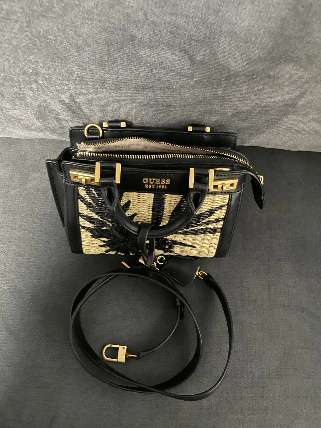 Svart och beige handväska från Guess - 2