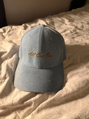 Kepsar - Sjukt snygg keps. Stilren keps som passar till ljusblåa jeans. Har aldrig använt denna och köpte den av Allcap1 för 349kr. 