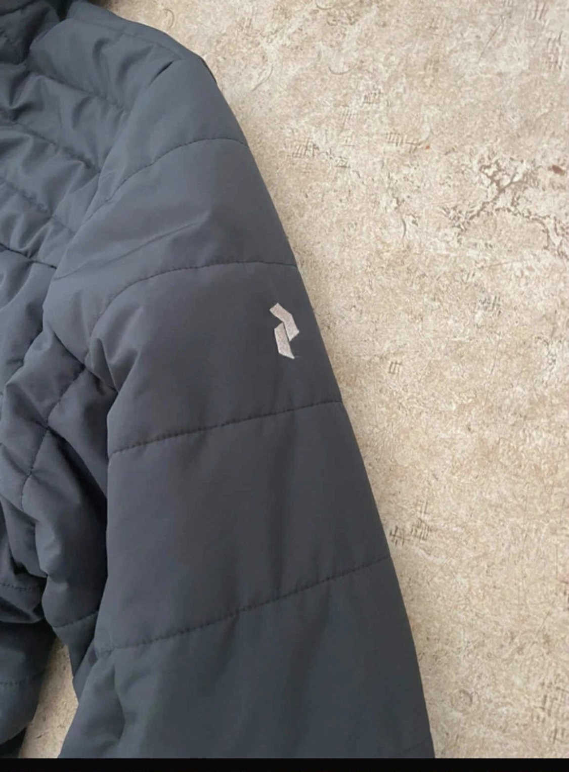 Svart quiltad Peak Performance jacka - 1