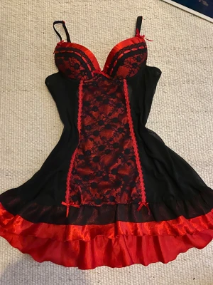 Snygg röd, spets korsett klänning - 85A Length: 55cm Waist: 31cm x2 Cup:↕️11cm↔️13cm