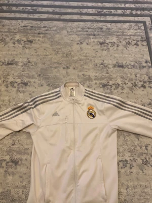 Real madrid tröja - Real madrid tröja med dragkedja, aldrig använt.