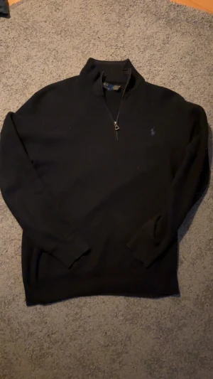 Ralph lauren half zip - Snygg raffe half zip i fint skick, enbart lite dammig vilket enkelt går bort. Skriv vid funderingar!