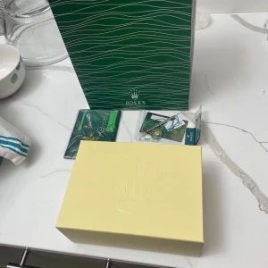 Svart klocka - Helt ny svart klocka med tillbehör 