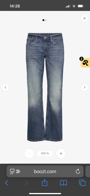 Blå straight jeans från Weekday - Säljer ett par klassiska blå jeans från Weekday med straight passform och normal midja. Jeansen har fem fickor, dragkedja och knapp framtill. Materialet är slitstarkt jeans och färgen är snyggt tvättad blå med ljusare partier på låren.