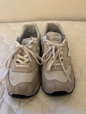 New Balance 574-sneakers i beige och vitt - New Balance 574-sneakers i beige och vitt, med tecken på användning.  ⭐️ Skick: 6/10 (Sliten sula och lättare veck på ovandelen) 🎨 Färg: Beige och vit 📦 Snabb och varsam frakt