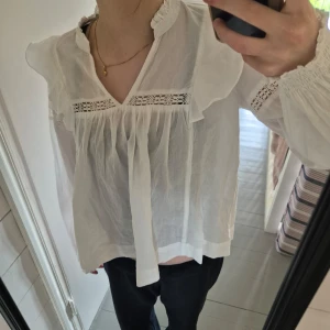 Blus - Sommrig blus med lång arm och spets, från Gina tricot. Har max använt 5 gånger. Storlek är 158/164 motsvarar xxs ungefär🫶.