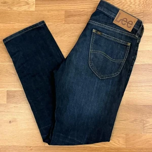 Lee jeans - Säljer ett par schyssta lee jeans. Storlek 30/30 (se bild för mått). Har modellen Daren zip fly. Även 1% elastan. Har inga defekter och är i mycket bra skick/knappt använda. Nypris: 1100kr - Mitt pris: 399. Hör av dig vi frågor eller funderingar.