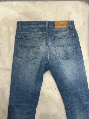 Blå jeans från Tiger of Sweden - Snygga blå jeans från Tiger of Sweden. Mycket bra skick inga defekter. Använts ett par gånger. Storlek 28/32. 