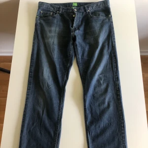 HUGO BOSS Jeans - Använda cirka 2 gånger men användes varsamt och är i bra skick. 36/34 och passar mig bra (jag är 185 som referens).  Hör av er vid intresse av mer bilder eller dylikt. 🤝🤝  Modellen är: Hugo Boss Green Label Drake Stretch. Knappgylf🤐