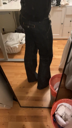 lowwaisted bootcut - snygga jeans i ny skick som ja precis köpt från Tinlesell!🥰🫰🏻 de sitter lite tight på mig därav jag säljer dom. men sjukt snygga är dom iallfall. hör av dig om du har npgra frågor💘