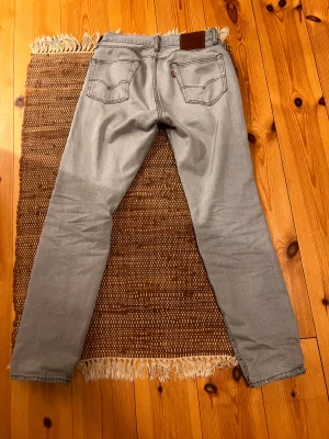 Levi’s 501 gråa - Säljer nu mina levi’s 501 30/32 i grå färg då dem blivit för små i midjan. I 7/10 skick med små skavanker men inget som förstör helhets intrycket. Liknar dem populära jack n jones relaxed chris i passform fast lite finare märke. Sitter som regular fit. Köptes nya på boozt för strax över ett år sedan. Skriv vid funderingar!