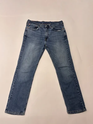 Levis jeans straight fit - Ett par riktigt sjysta jeans med ett minimalt hål i grenen och ett super litet vit bakre ficka annars är de toppen skick. Storlek 34/30