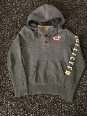 Hollister hoodie - sjukt eftertraktad  - 🔥 Extremt eftertraktad Hollister-hoodie, stl M, skick 8/10 🔥 Black Week-REA! Passa på medan priset är sänkt – det här är en av Hollisters mest populära modeller och den dyker nästan aldrig upp. Sitter perfekt, sjukt snygg och funkar till ALLT.  Den här kommer försvinna direkt – folk brukar köpa såna här på sekunder. Först till kvarn. Köp nu innan någon annan hinner före!  