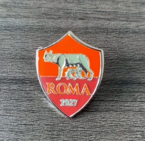 Roma pin - Cool och snygg pin av Romas logotyp. Perfekt för dig som vill visa att du håller på Roma!
