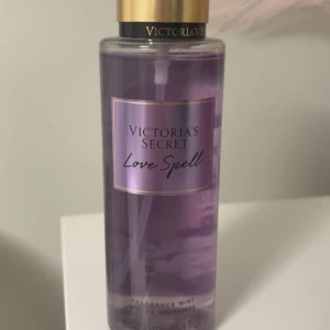 Love Spell- Victoria Secret Parfym - Säljer min Love Spell parfym från Victoria Secret. Nästan oanvänd! 💕💕