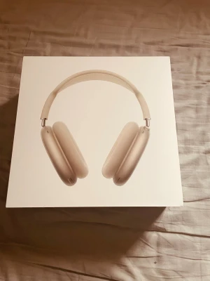 AirPods+Max - Helt nya och fungerar helt felfritt. Allting med dom funkar såsom brusredering osv. Kontakta vid frågor!